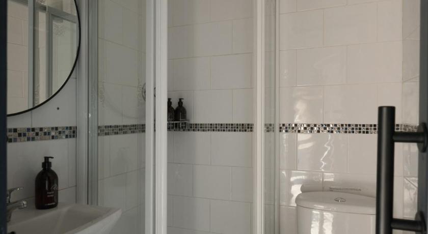 Image of Deluxe Double Room Non Pet Friendly 11