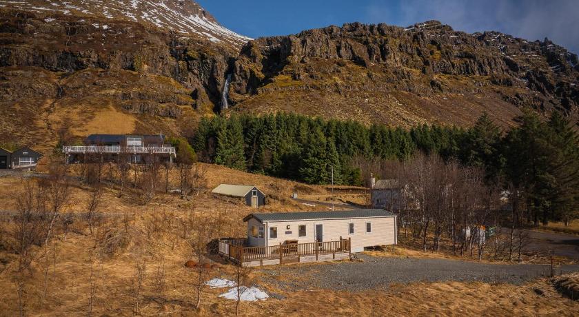 Home under a waterfall 7 mins from Glacier Lagoon