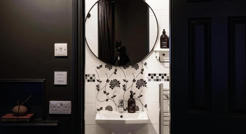 Image of Deluxe Double Room Non Pet Friendly 2