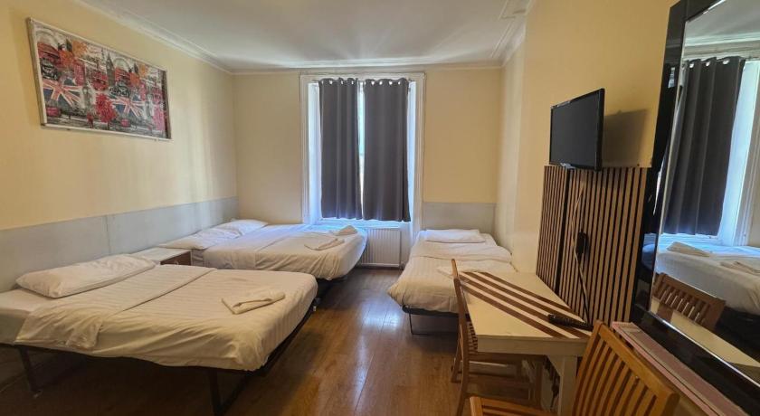 Immagine di Camera Familiare (5 Adulti) con Bagno Privato (Family Room (5 Adults) with Private Bathroom) 0