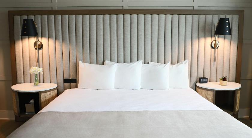 Image of 1 King Bed Junior Suite 7