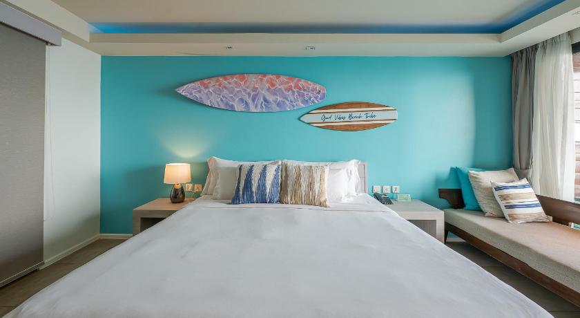 Фото: 1 King Bed, Deluxe Seaview Room, Non-Smoking 11