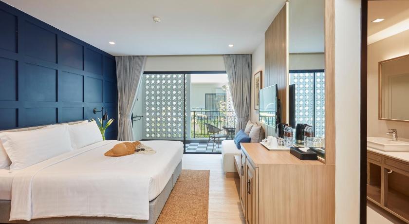 Image of Deluxe Garden View King Room with Balcony 0
