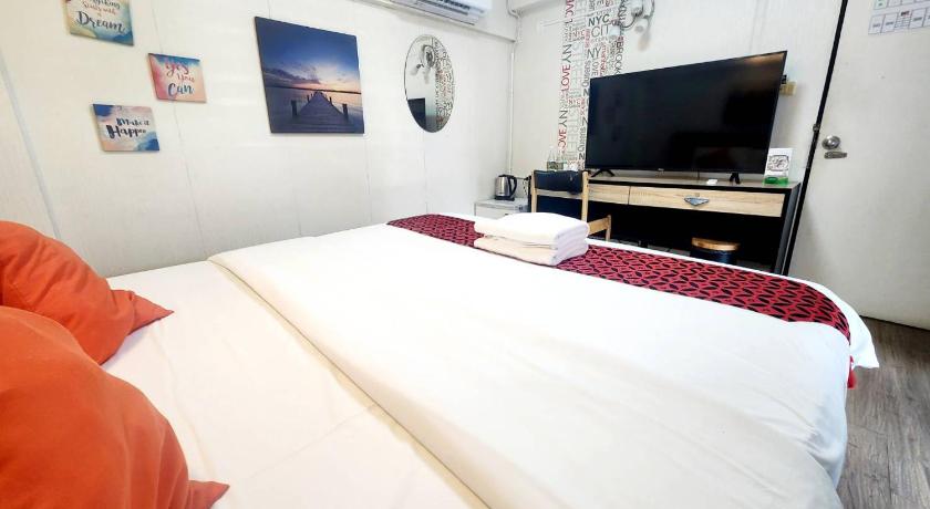 Image of Deluxe Room 8