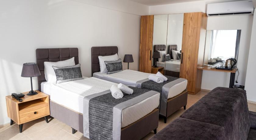 Image of Deluxe Double or Twin Room with Sea View 3