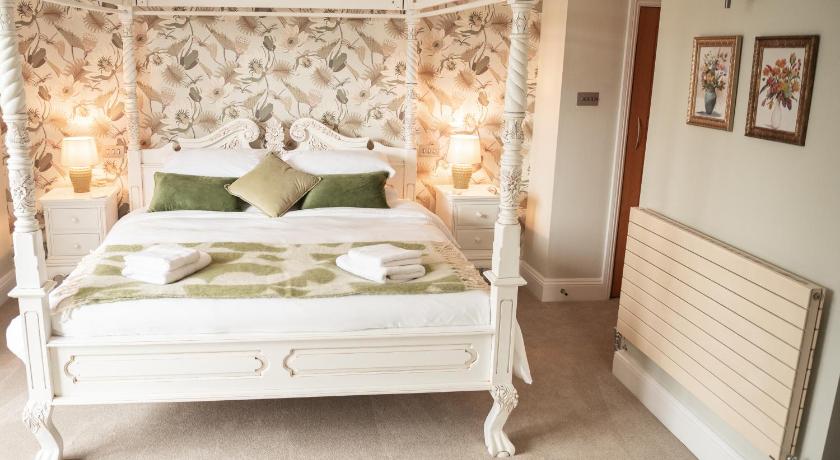 5 Bed Luxury Townhouse with Hot Tub, Rooftop Terrace, Perfect for Groups, Near Cruise Terminal