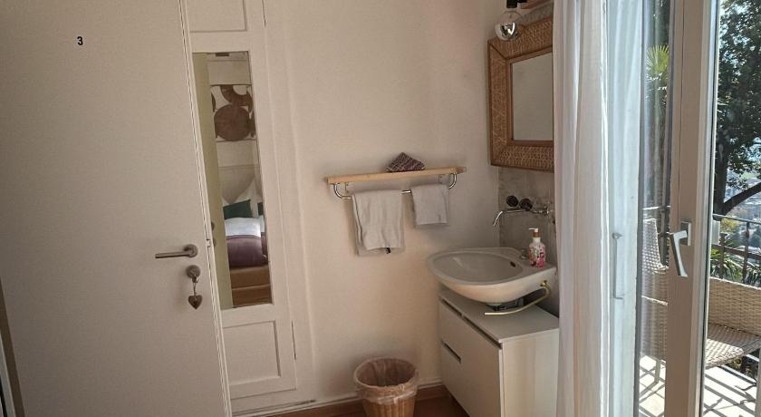 Image of Single Room with Shared Bathroom 10