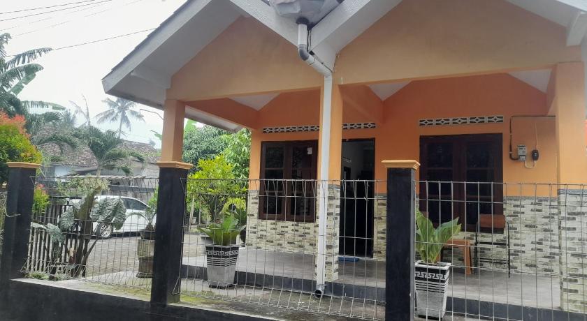 Tampilan Ndalem Katresnan Kalongan "Homestay"