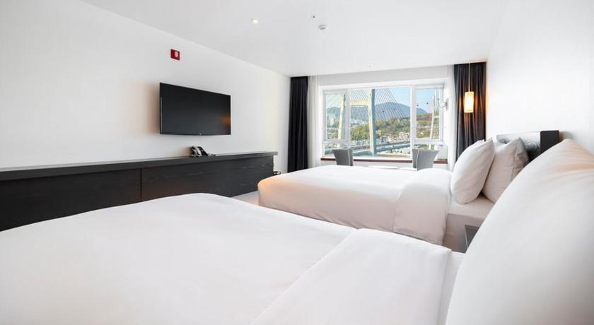 Image of Twin Room with Ocean Bridge View 1