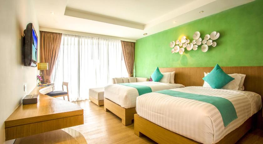 Image of Deluxe Pool Access 4