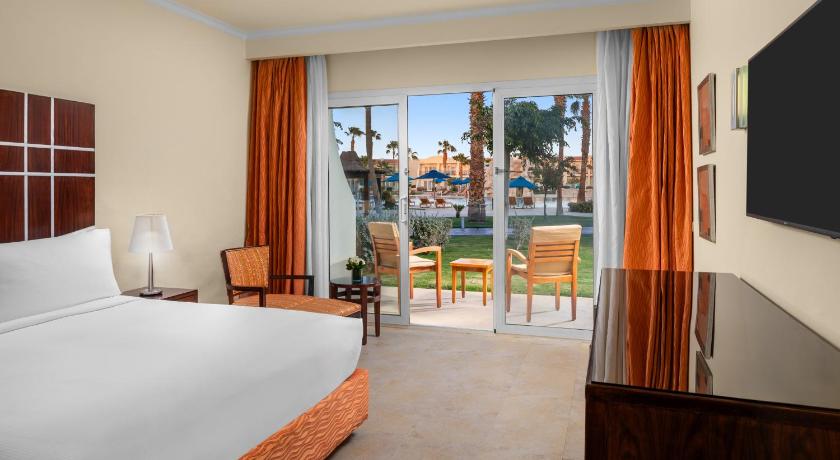 Image of Mountainside Diamond Suite Pool View 1