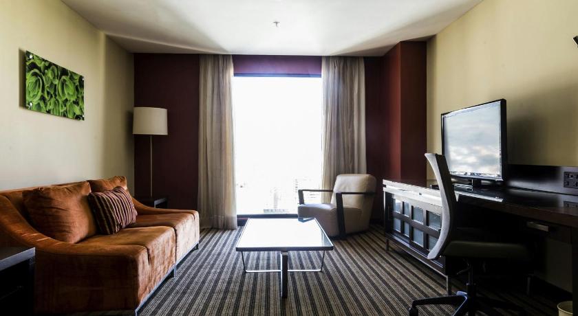 Image of executive suite, club lounge access, 1 bedroom executive suite, 1 king, city view 6
