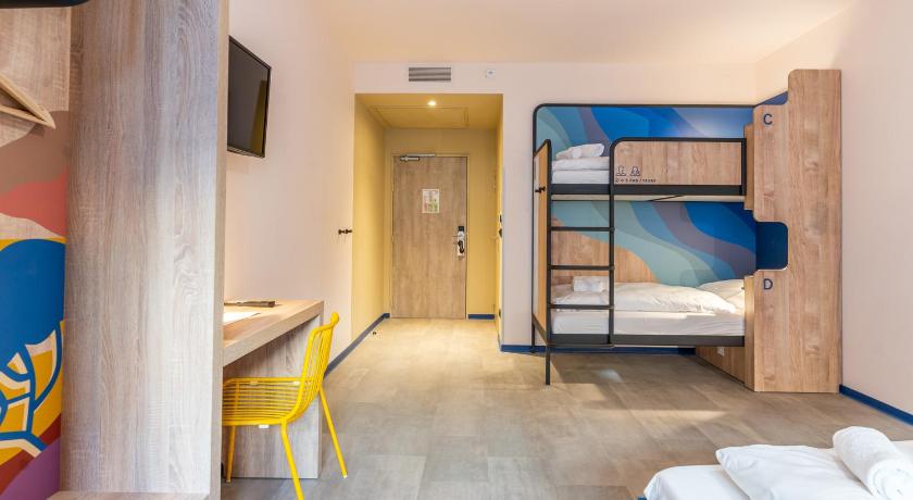 Immagine di Posto Letto in Dormitorio Femminile per 4 Persone (Bed in 4-Bed Female Dormitory Room) 1