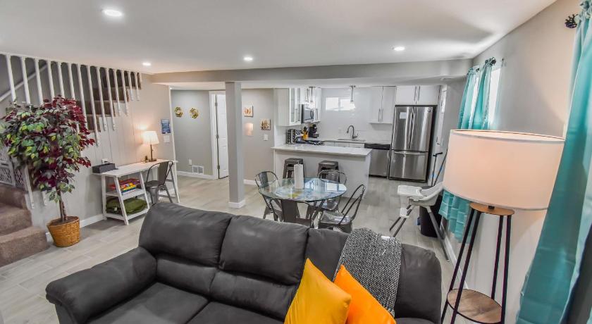 덴버 (CO) Vibrant & Cozy Two Bedroom Lower Unit King Beds 4성급 숙소 레스토랑