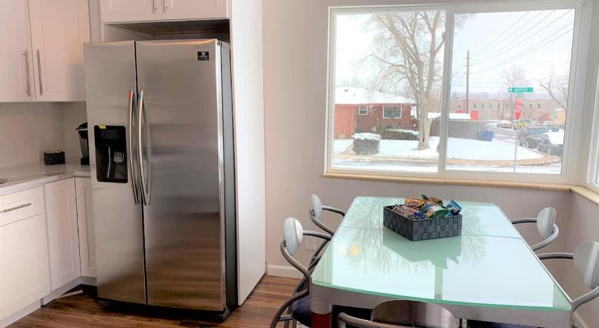 덴버 (CO) Family Friendly & Cozy Two Bedroom Denver 4성급 숙소 레스토랑