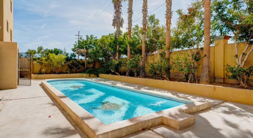 BEACH CONDO 3-Sleeps 8- Pool- WiFi- AC- Security