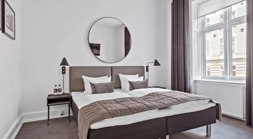 Image of 1 King Bed, Nonsmoking, Family Room, Sofabed 1