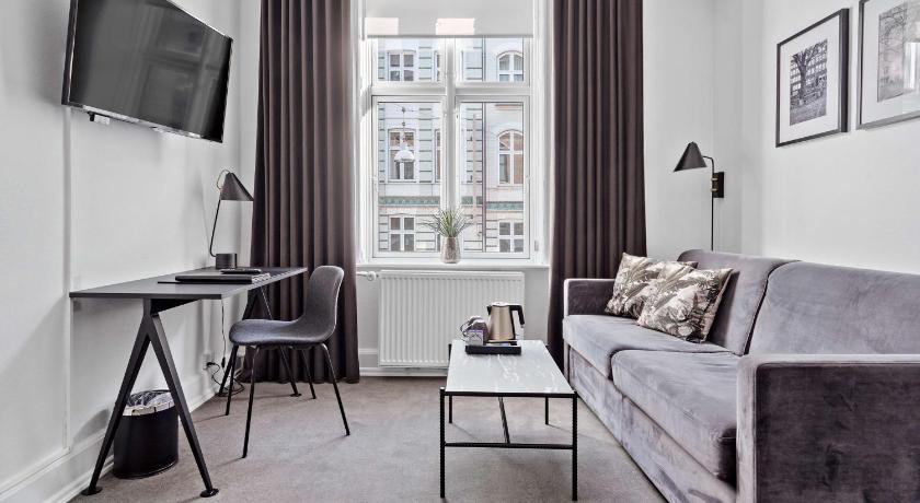 Image of 1 King Bed, Nonsmoking, Family Room, Sofabed 3