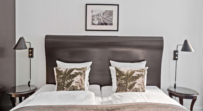 Image of 1 King Bed, Nonsmoking, Superior Room, Sofabed 3
