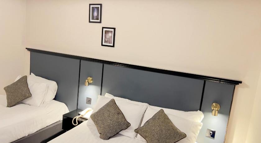 Image of Family Room with Double and Single Beds - Non-Smoking 7