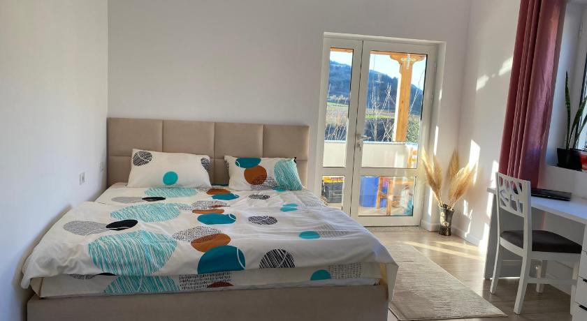 Bright & Cozy Room with Balcony