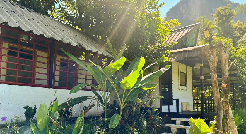 Image of Bungalow with Garden View 11