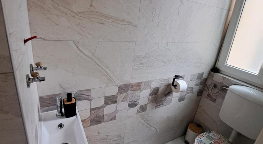 Image of Double room with private bathroom 5