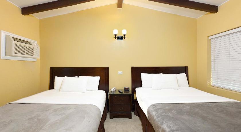 Image of Standard Two Queen Beds Plus Sofabed 6