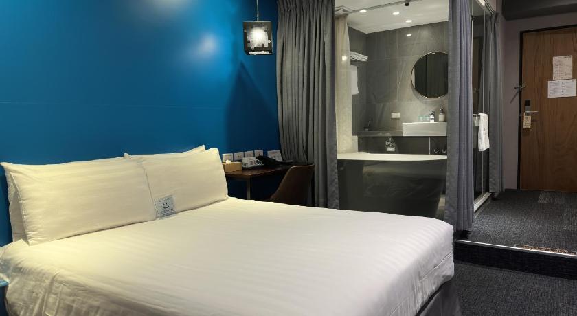 Image of Deluxe Double Room - with Bathtub 6