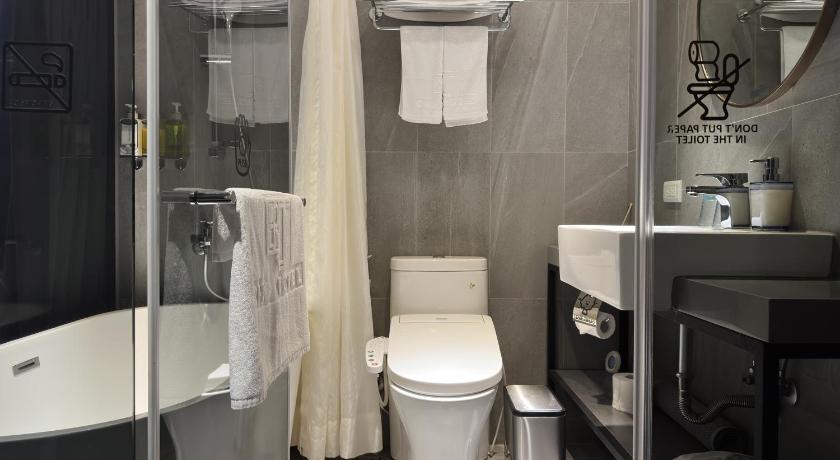 Image of Deluxe Double Room - with Bathtub 14