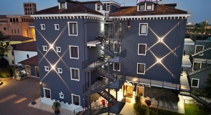 Momi's Hotel
