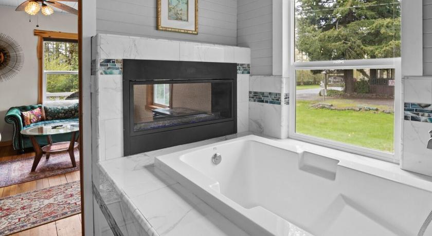 アッシュフォード (WA) Mt Rainier Retreat with Spa Bathroom-Hot Tub-Fireplace 3つ星 宿泊施設 スイート