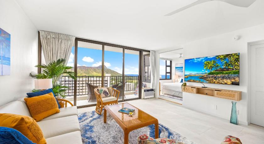 Newly Renovated 1BR with King Bed & Great Ocean Views!