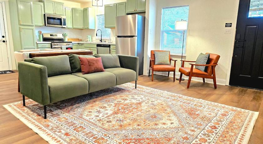 Charming & Stylish in Mid-Town