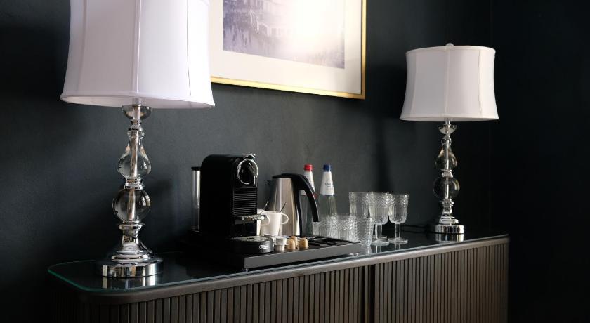 Image of Queen Suite with Spa Bath 7