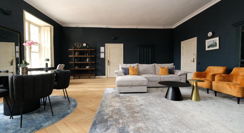 Image of Queen Suite with Spa Bath 1