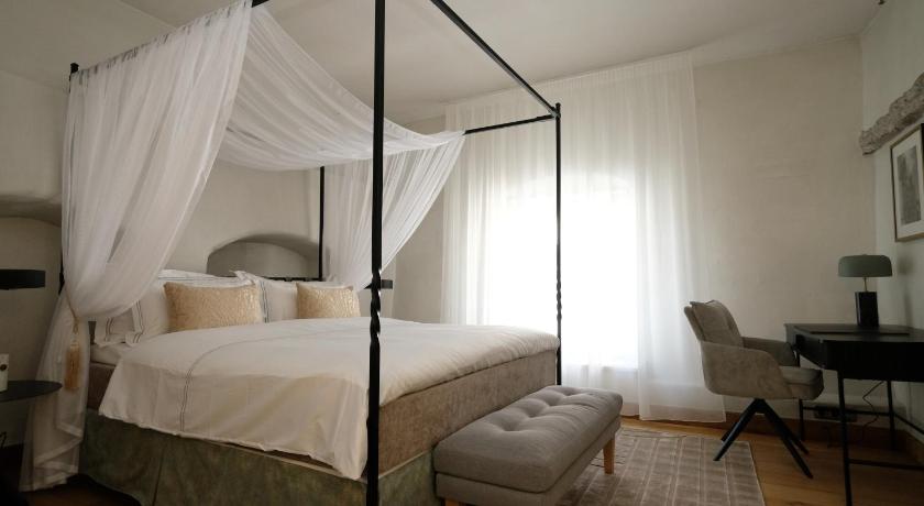 Image of Deluxe Suite 0