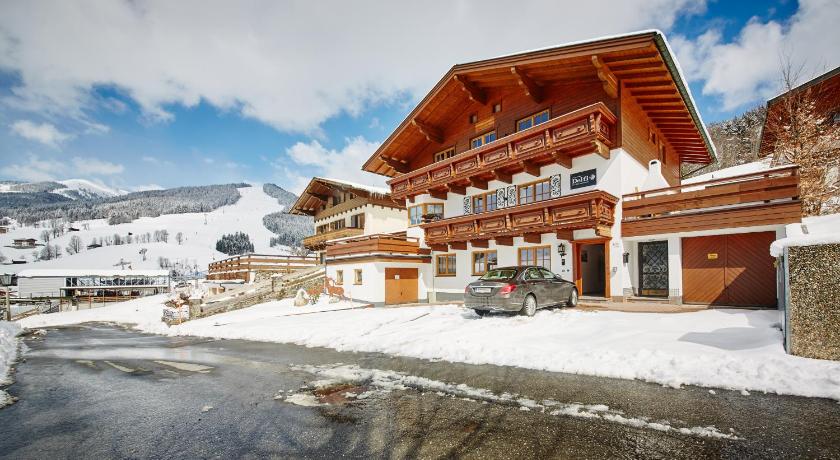 Delfi Ski &amp; Bike Appartements by HolidayFlats24 — Hotel in Saalbach