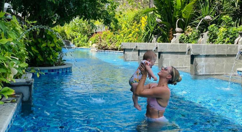 Foto Family dengan Pemandangan Kolam (Family Pool View) 11