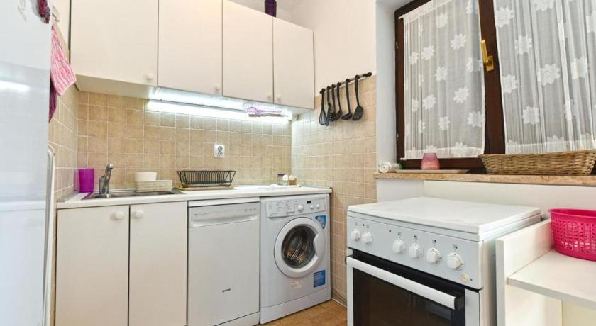 Charming apartment with shared pool - image 20