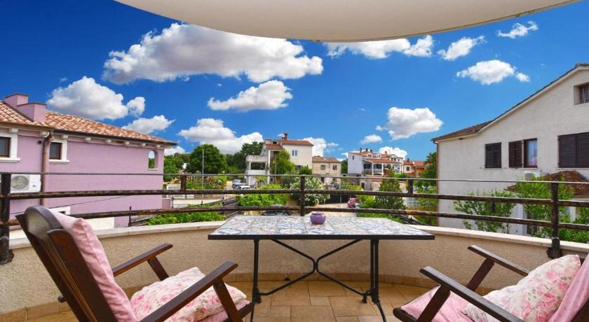 Charming apartment with shared pool - image 18