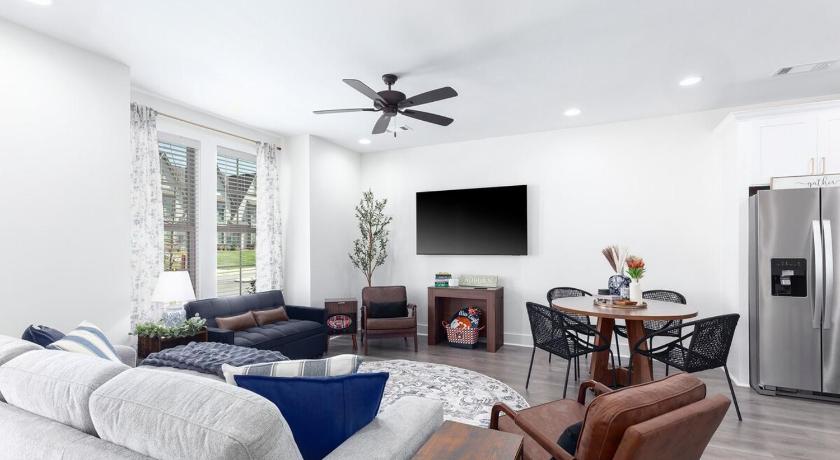 奥本 (AL) Modern Comfort Near AU l Perfect for Families & Fans 3星级 住宿 泳池