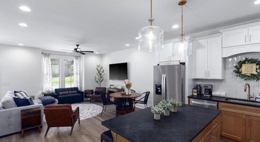 奥本 (AL) Modern Comfort Near AU l Perfect for Families & Fans 3星级 住宿 套房