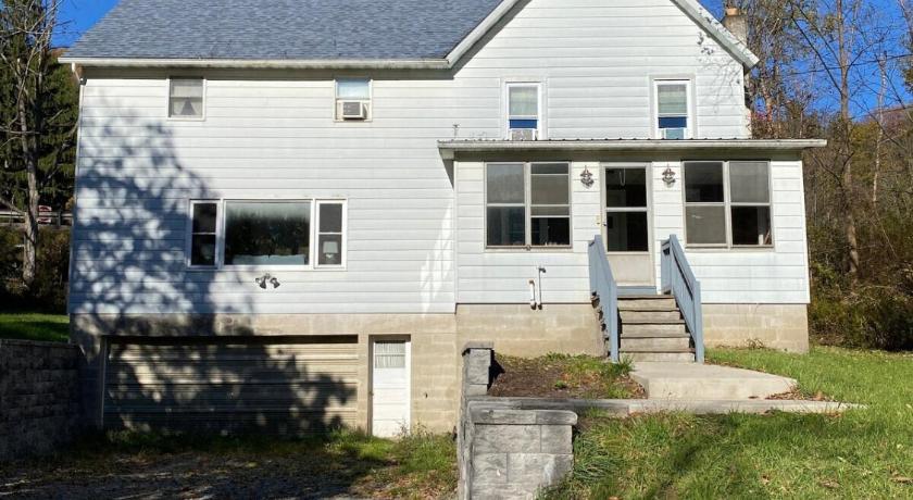 德波西特 LARGE Open Floor Plan for Your Entertainment with a Short Walk to West Branch Delaware for Water fun 4星级 住宿 泳池