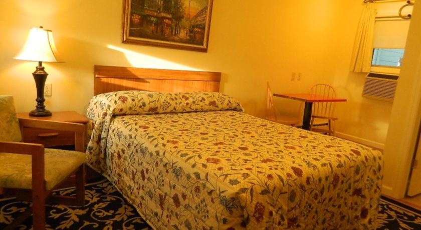 Twin Oaks Motel photo