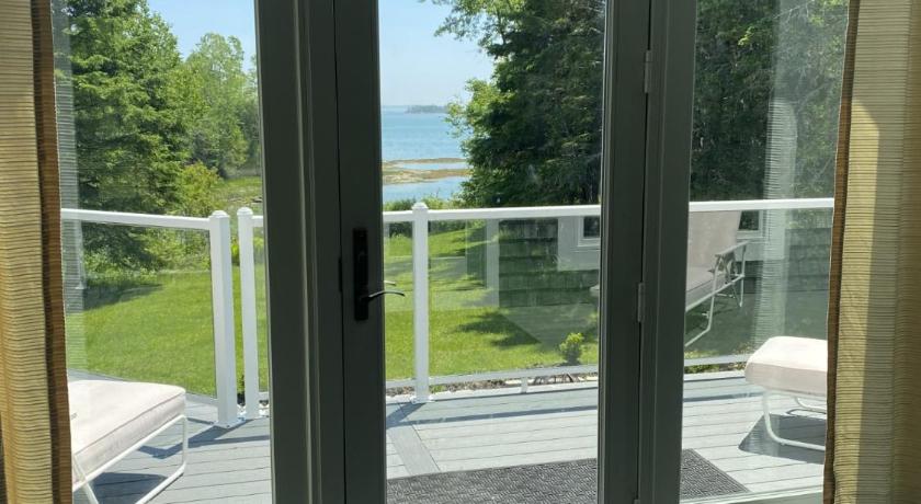 Lamoine (ME) Bright Oceanfront home near Acadia 2-Star Accommodation pool