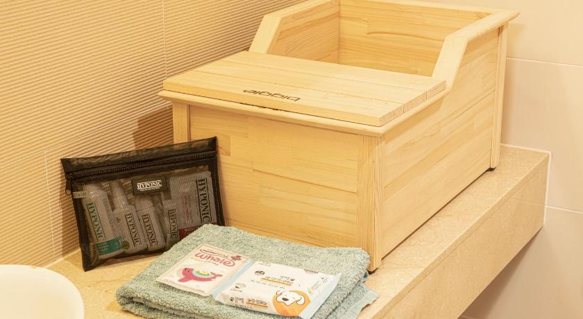 Image of Royal Room Pet-Friendly + Warm Pool & Sauna for 4 + Kids Play Loung 8