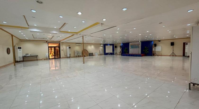 Curv Hotels minutes to Airport- Malls - image 22