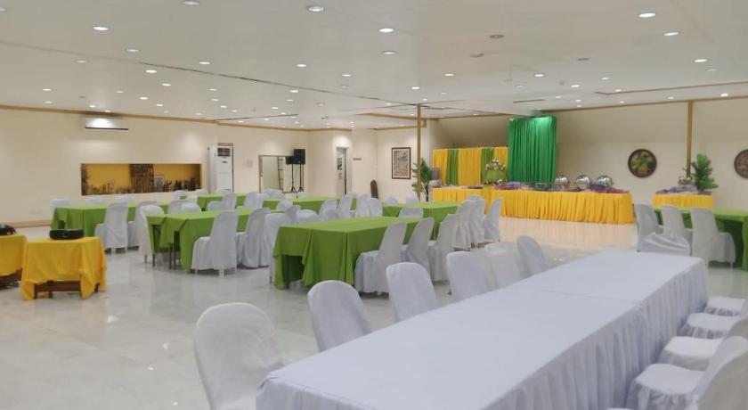 Curv Hotels minutes to Airport- Malls - image 8