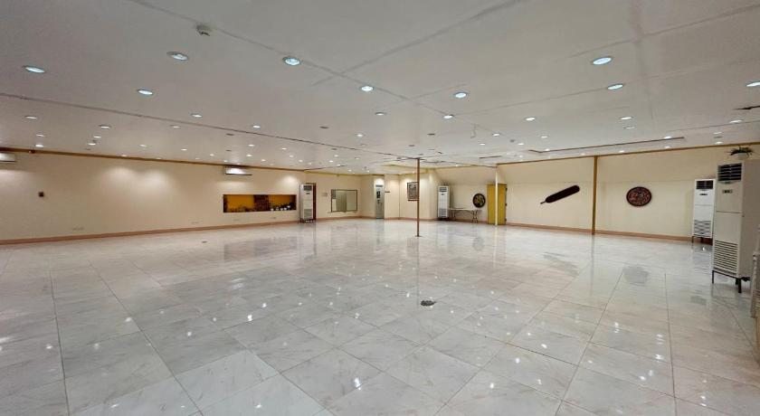 Curv Hotels minutes to Airport- Malls - image 19